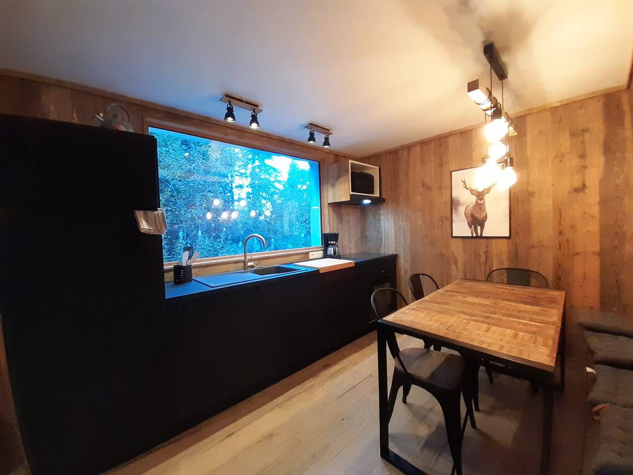 Ganze Wohnung, Gemütliche neue Wohnung mit Waldblick und Terrasse, 5 Pers, Parkplatz in La Tania, La Perrière