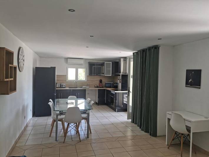 Location de vacances pour 6 personnes, avec vue ainsi que jardin et piscine à Lapalud - 4