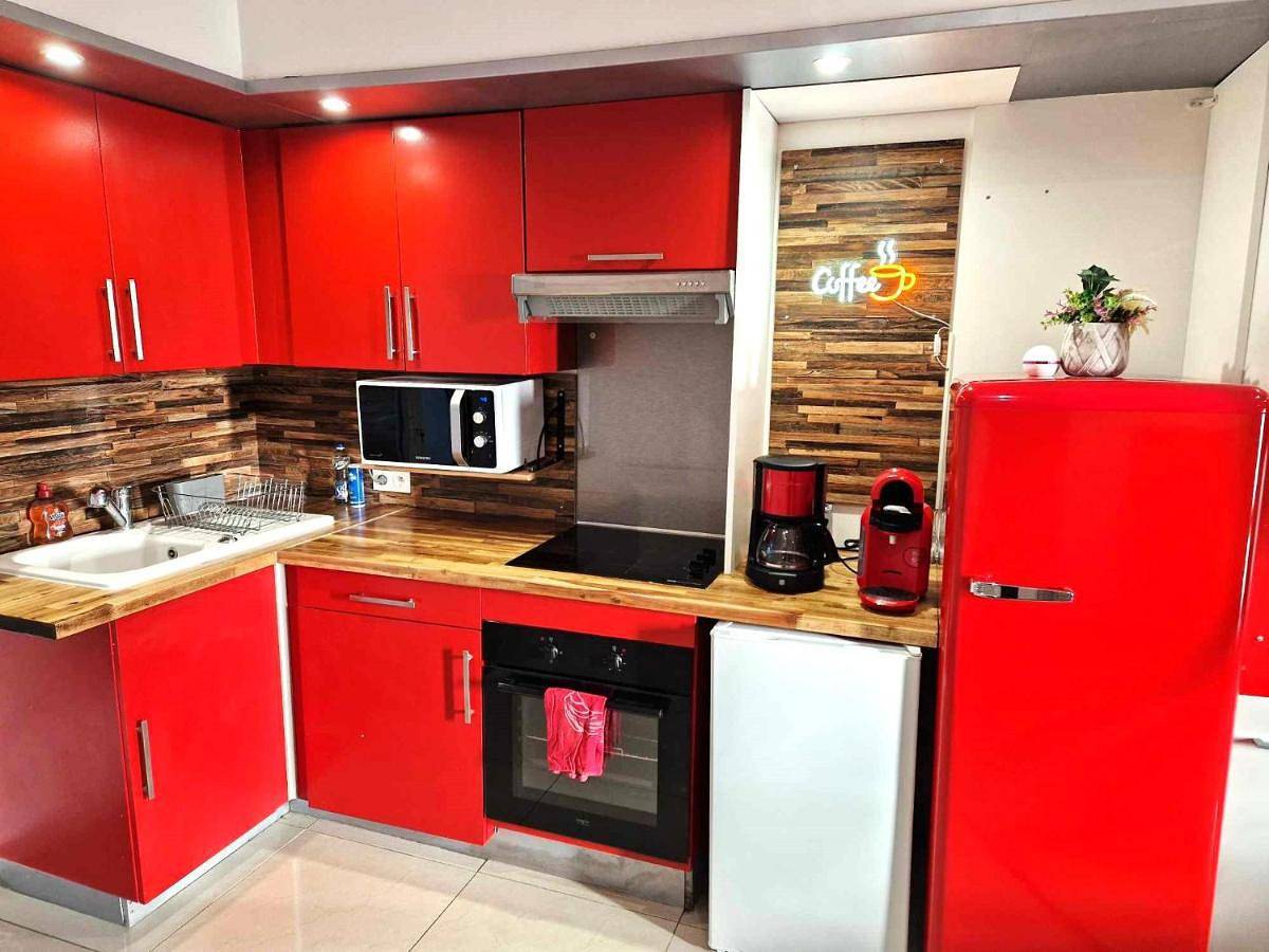 Appartement entier, 02 - Très joli 2 pièces avec 3 lits pouvant accueillir jusqu'à 5 personnes, situé au rdc avec entrée indépendante, une place de parking réservée devant l'entrée et terrasse sur l'arrière donnant sur parc arboré, tout le linge de maison est fourni in Razac-sur-l'Isle, Périgord Blanc