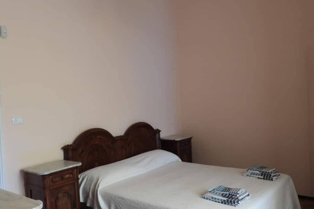 Garda lake Salò Luxury apartment old romantic family Villa, terrace garden in Salò, Gardasee-Berge