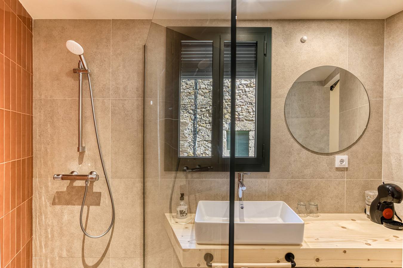 Bed and Breakfast 'Montgrí Habitació' con Wi-Fi y Aire Acondicionado in Forallac, Costa Brava