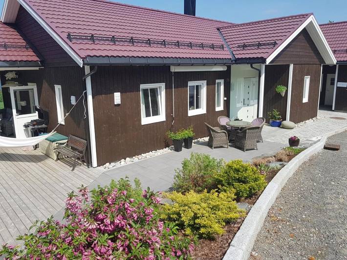 Ferienwohnung für 3 Personen, mit Terrasse und Garten sowie Seeblick und Ausblick in Eide