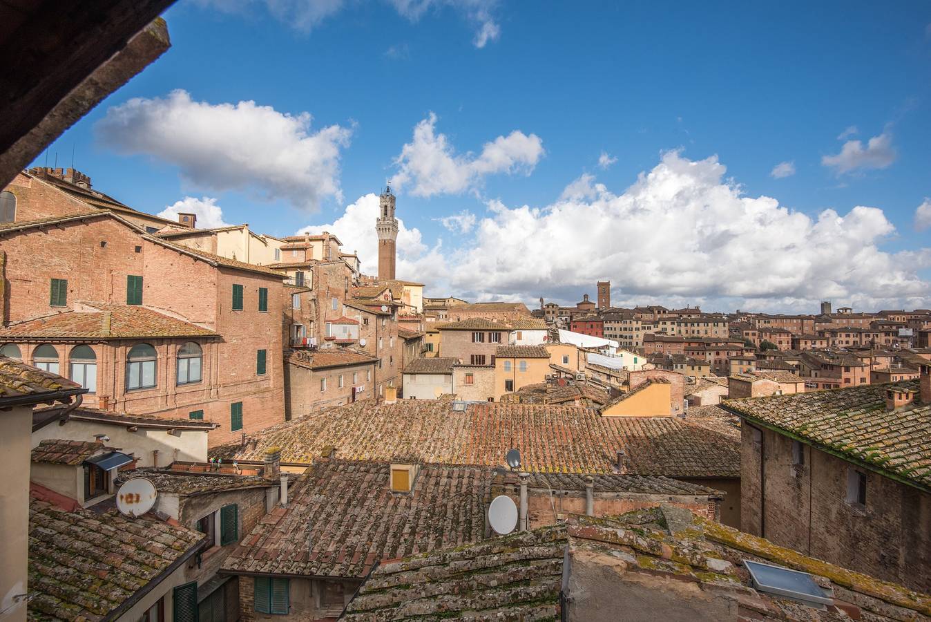 Ganze Wohnung, Ferienwohnung 'Il Campo Comfort Apt with Balcony' mit privater Terrasse, Wlan und Klimaanlage in Siena, Siena Provinz