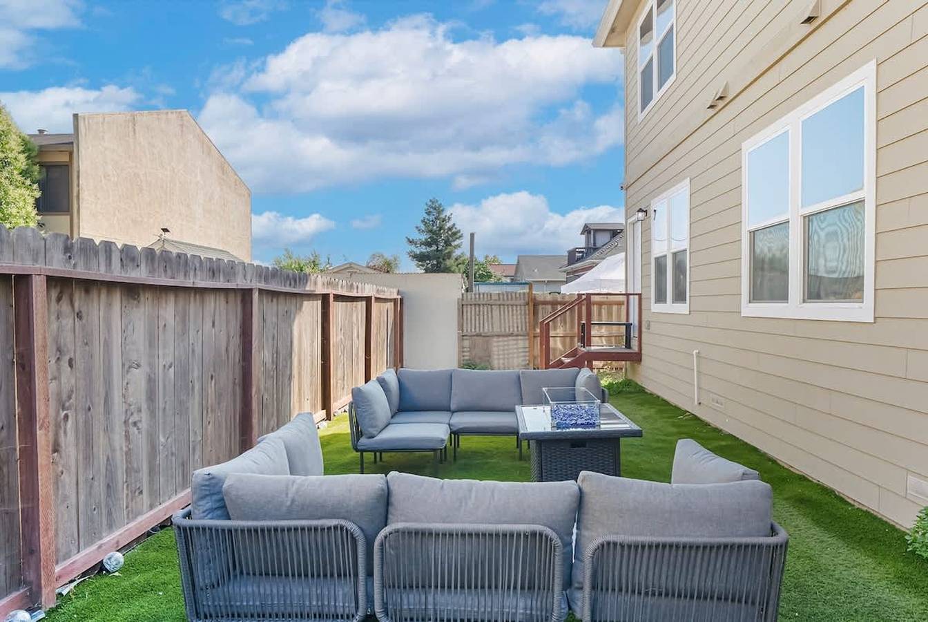 Massive 8Br Home in Hayward with Ac Free Parking in Hayward (CA), Alameda County