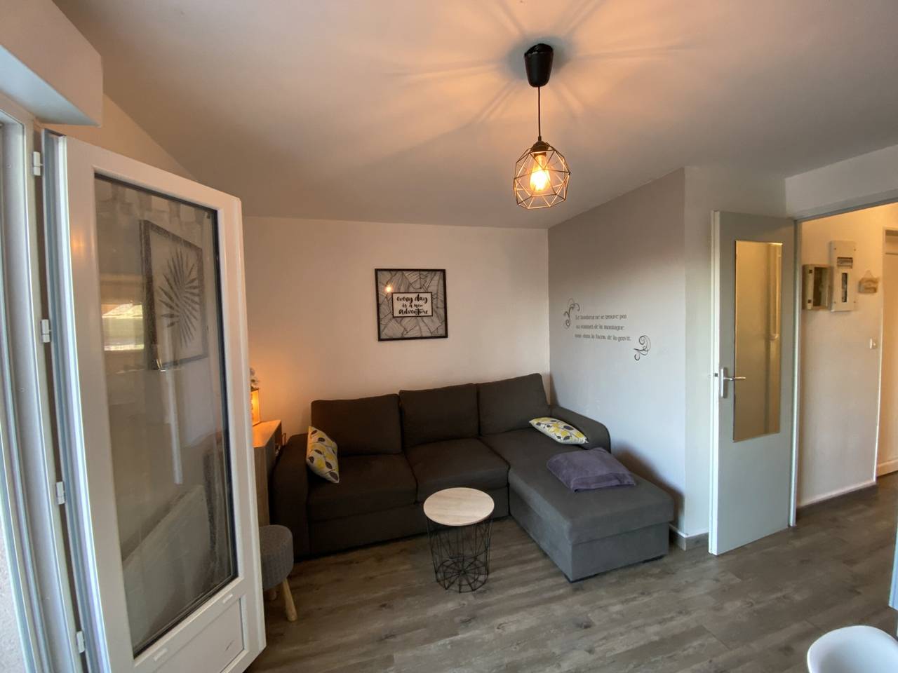 Ganze Wohnung, Charmantes T2 mit Terrasse in der Nähe von Thermes du Connétable, Wi-Fi, Geschirrspüler in La Roche-Posay, Vienne