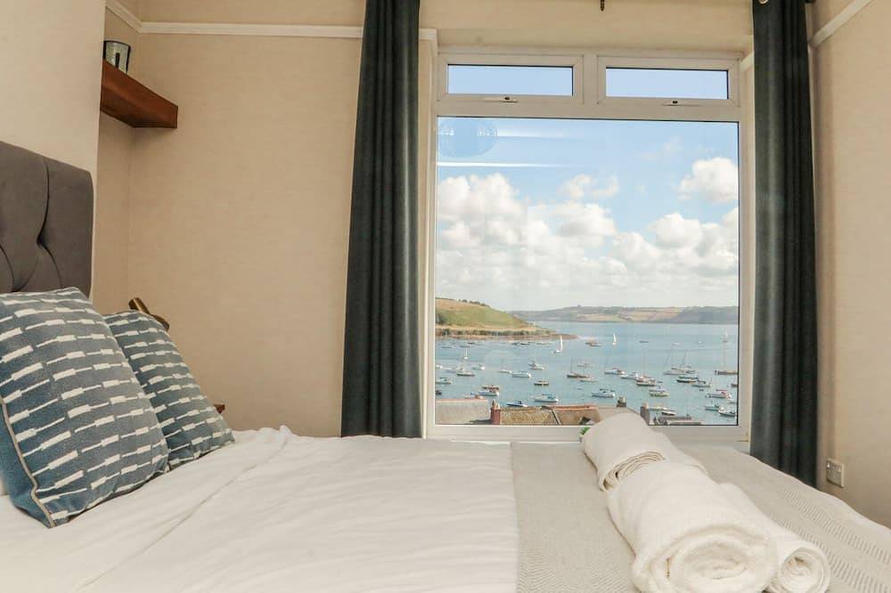 Through The Porthole, pet friendly, with a garden in Falmouth in Falmouth (Cornwall), Cornwall