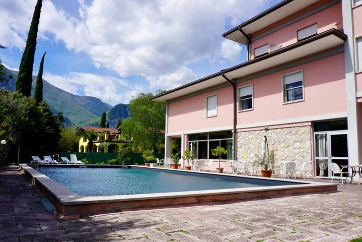 Hôtel pour 3 personnes, avec piscine et jardin, animaux acceptés