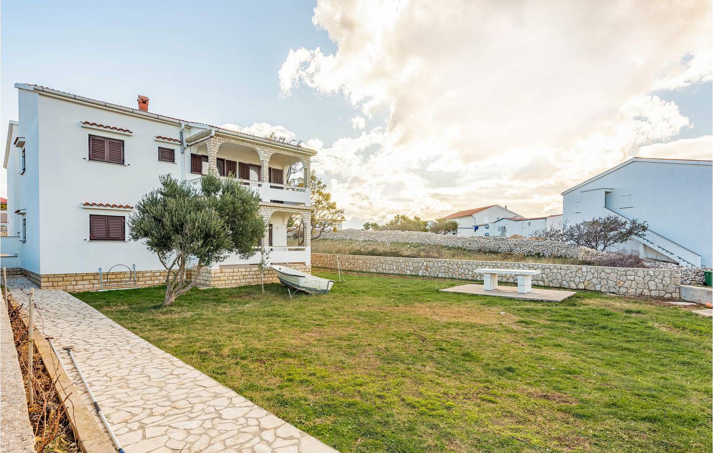Ganze Ferienwohnung, Gemütliche Ferienwohnung mit Terrasse, Grill und WLAN, 1 km vom Strand entfernt in Kustići, Pag