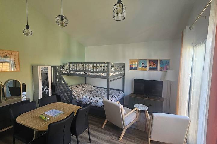 Gîte pour 2 personnes, avec terrasse ainsi que jardin et jacuzzi à Le Girouard - 2