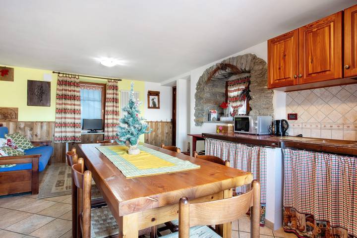 Holiday Home 'Maison Cerise' with Mountain View, Private Garden and Wi-Fi in La Cerise (Gressan), Comune di Gressan