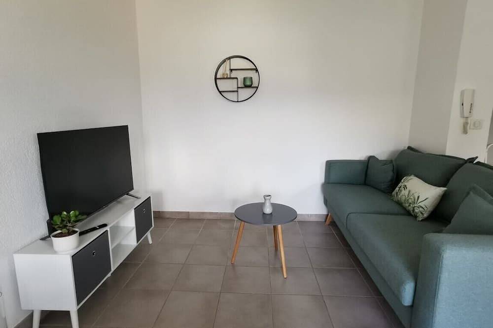 Entire apartment, 100m from the center! Apartment with balcony in Trets, Aix-en-Provence region