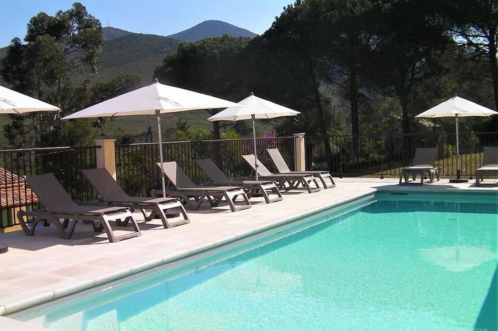 Ferienhaus für 4 Personen, mit Terrasse und Garten sowie Pool