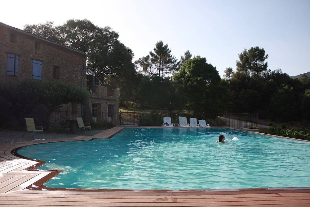 Appartement entier, Studio 5 dans bâtisse de charme, piscine au milieu des vignes in Signes, Côte méditerranéenne (France)