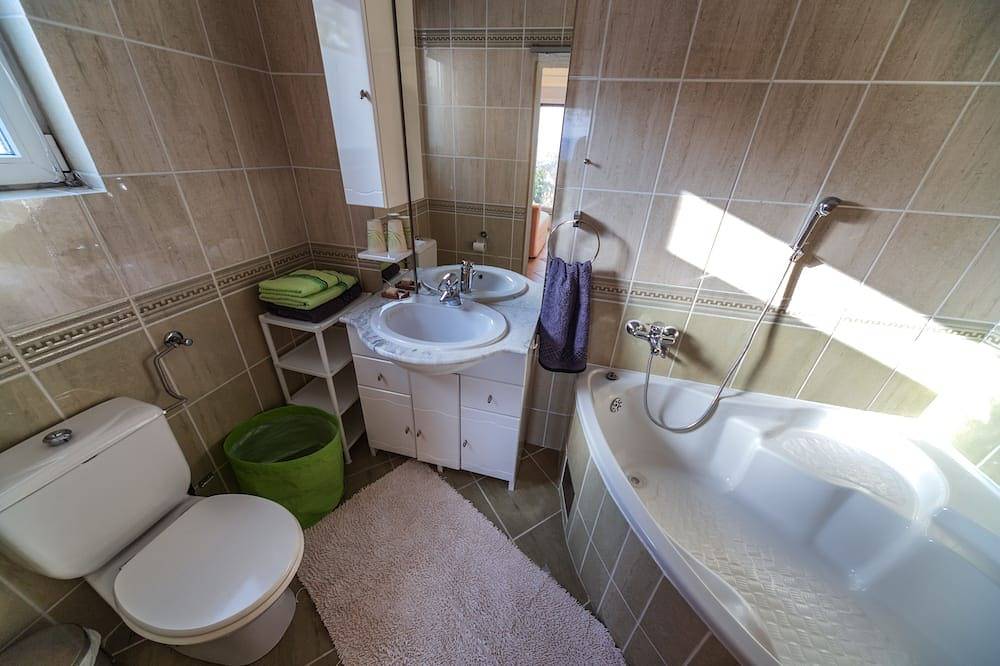 Ganze Wohnung, Ferienwohnung mit Meerblick und Pool - Unter den Oliven in Opština Budva