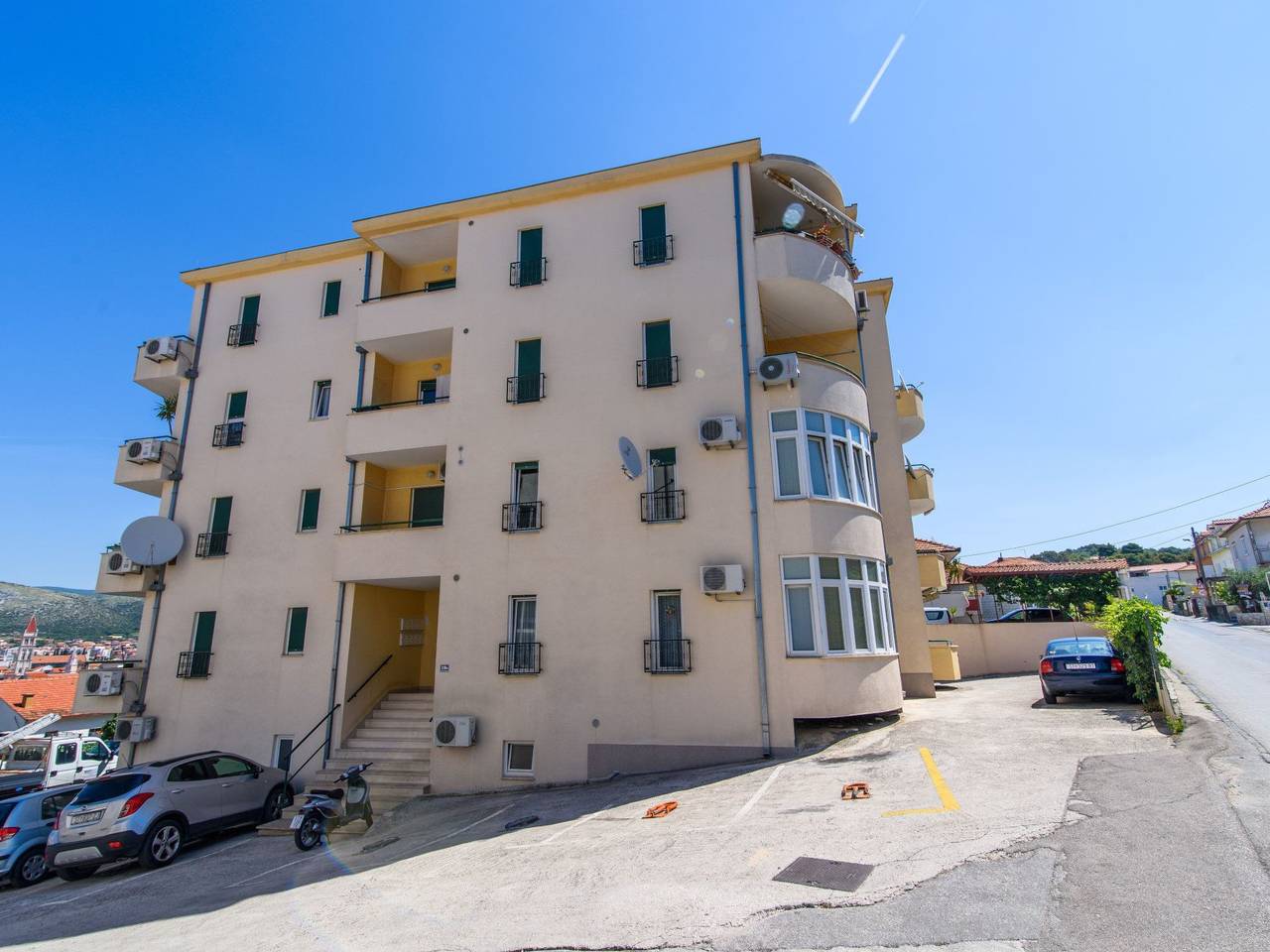 Appartement entier, Wohnung mit Blick auf das Wasser in Trogir, Čiovo