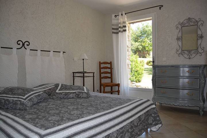 Gîte pour 2 personnes, avec terrasse ainsi que piscine et jardin à Gordes - 2