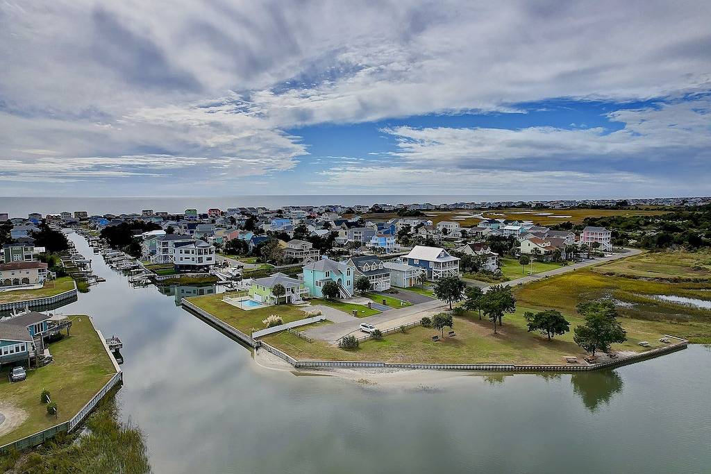Home on a deep water canal -private dock- 4 min walk to the beach- endless views in Holden Beach, Brunswick County