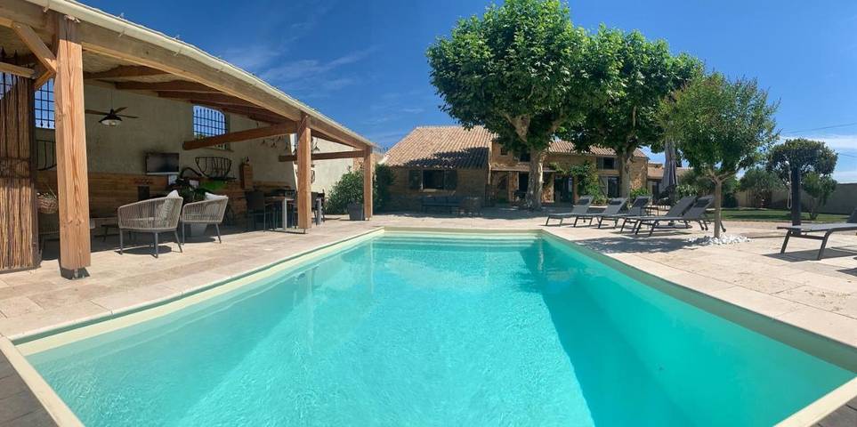 Location de vacances pour 3 personnes, avec piscine ainsi que vue et jardin à Tresques - 4