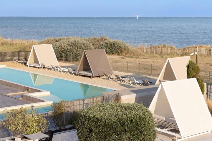 Hôtel pour 4 personnes, avec Balcon et Jacuzzi ainsi que Terrasse et Jardin à Sainte-Marie-de-Ré