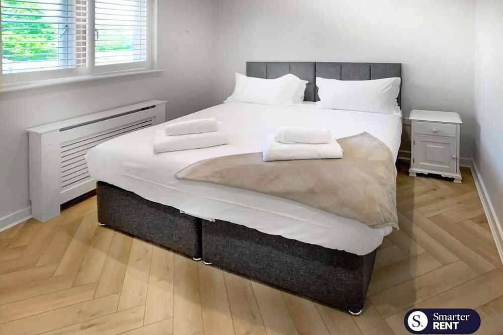 Chobham - 3 Bedroom Townhouse W/ Garden & Parking in Chobham, Surrey