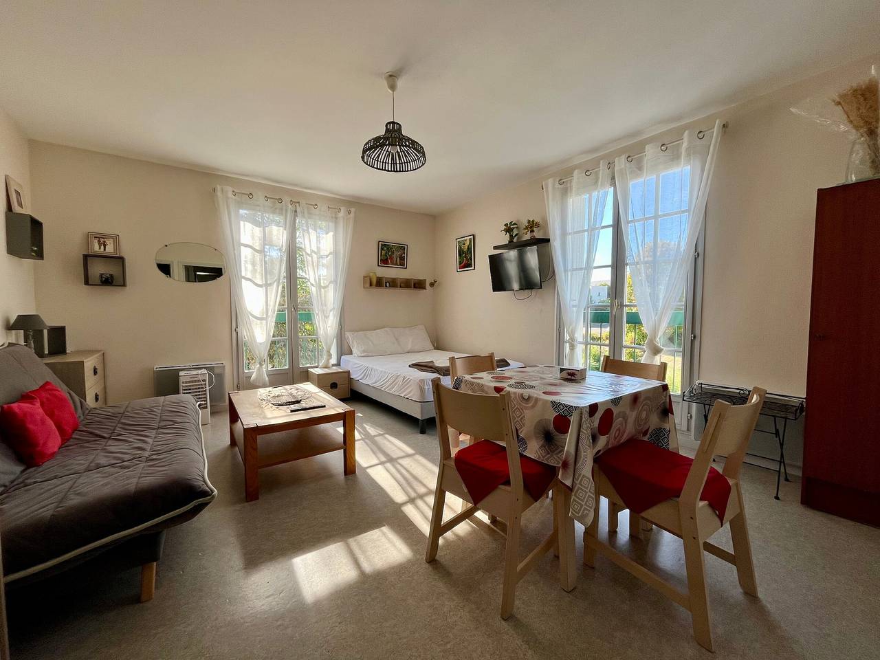 Ganzes Studio, Helles Studio im Zentrum von La Roche-Posay mit WIFI, Waschmaschine, Geschirrspüler, Haustiere erlaubt in La Roche-Posay, Vienne