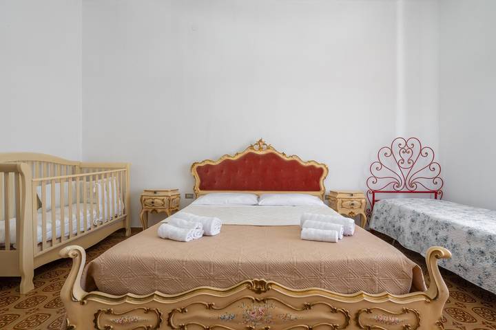 Entire apartment, Domus Mario – Spacious Apartment in the Heart of Sant’Antioco in Sant'Antioco City, Sant'Antioco