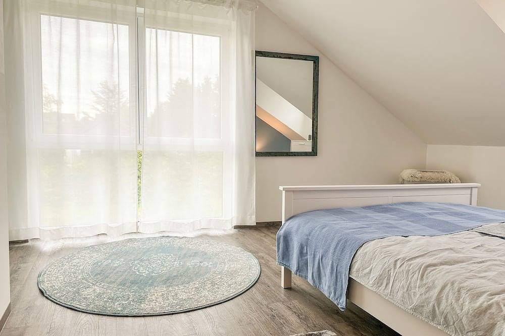 Ganze Wohnung, Neue und schöne Maisonette Wohnung mit Balkon, für Familien top-geeignet in Norderstedt, Kreis Segeberg
