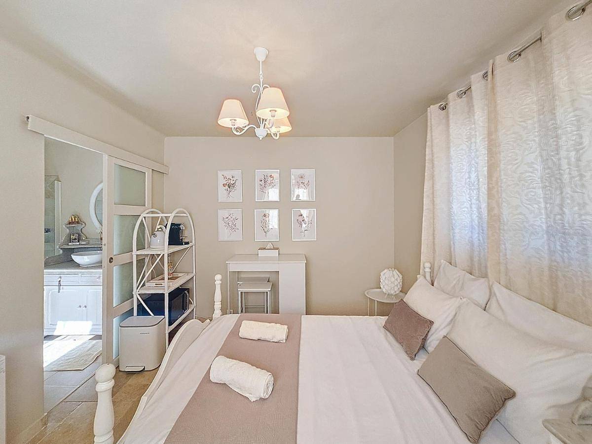 Chambre d'Hôtes "Au Clos des Redonnets" avec Piscine in Saint-Cézaire-sur-Siagne, Région de Cannes