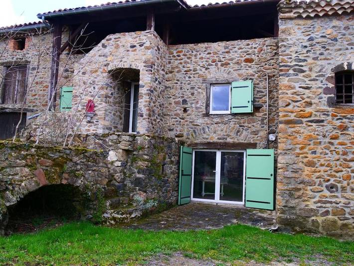 Location de vacances pour 10 personnes, avec Terrasse ainsi que Jardin et Vue à Blassac