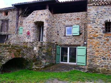 Gîte pour 10 personnes, avec vue et jardin, animaux acceptés à Blassac