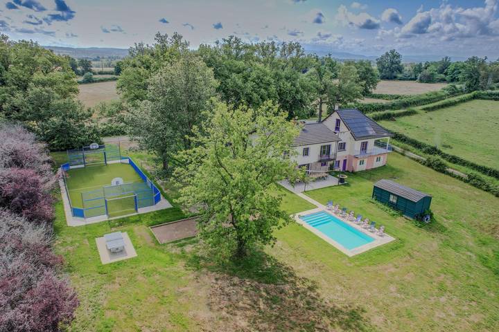 Maison de vacances pour 30 personnes, avec jardin ainsi que piscine et terrasse, animaux acceptés dans Allier