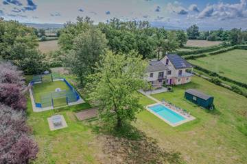 Villa pour 30 personnes, avec piscine ainsi que terrasse et jardin, animaux acceptés en Auvergne