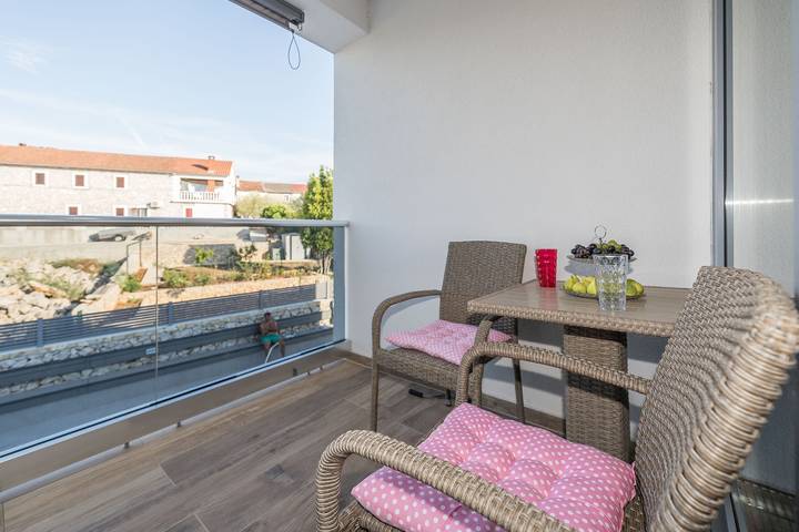 Smještaj za odmor za 4 osoba, s Balkon/terasa i Bazen, kao i Sauna u Lukoran