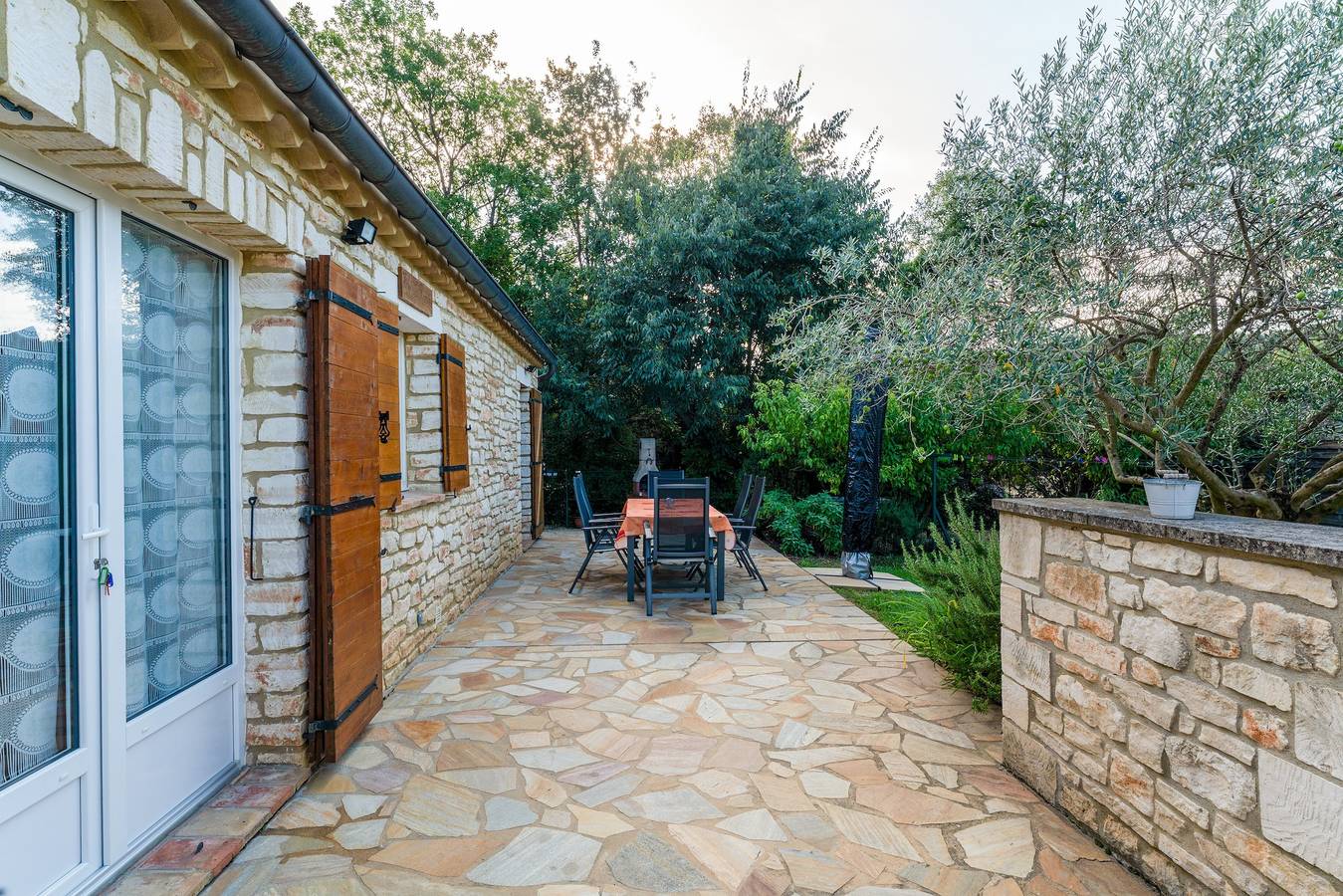Gîte de Vacances, "Mas de la Ravine chez Juju" avec piscine partagée, Wi-Fi et climatisation in Laval-Saint-Roman, Région de Nîmes