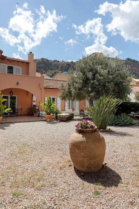 Location de vacances pour 8 personnes, avec vue et jardin à Porticello