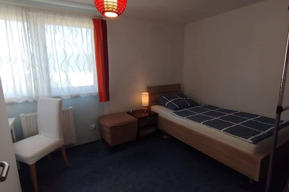 Mitten im Grünen - Haus mit 3 Schlafbereichen, Terrasse und großem Pool in Glien, Ruppiner Seenland