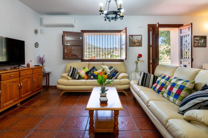 Holiday Home El Ventorrillo with Pool, Sea View, Garden & A/C; Parking available in Málaga (Este), Malaga