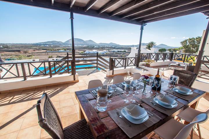 Chalet para 5 personas, con piscina además de terraza y jardín en Teguise