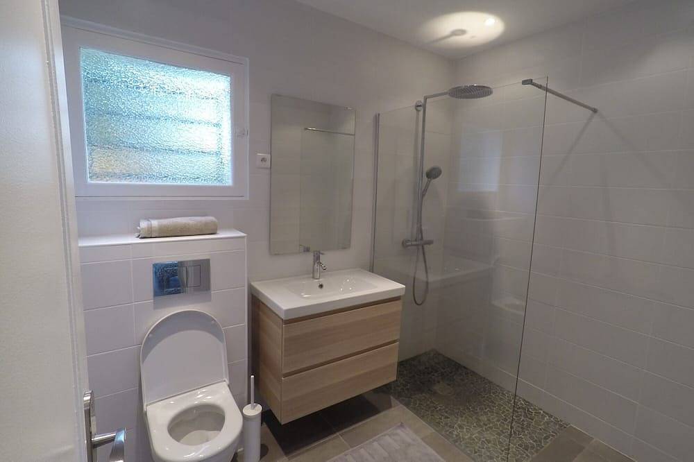 Modern villa, sea views, 15 min walk to city, green surrounding, very calm, in Cannes, Côte méditerranéenne (France)