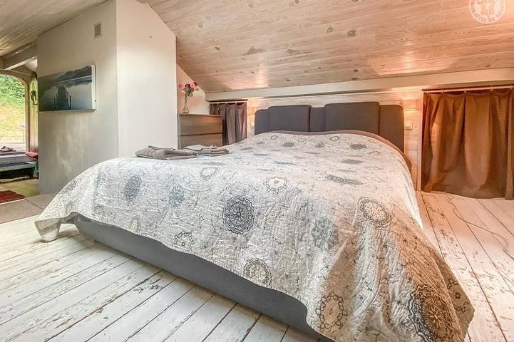 Location de vacances pour 2 personnes, avec terrasse à Lépin-le-Lac - 2