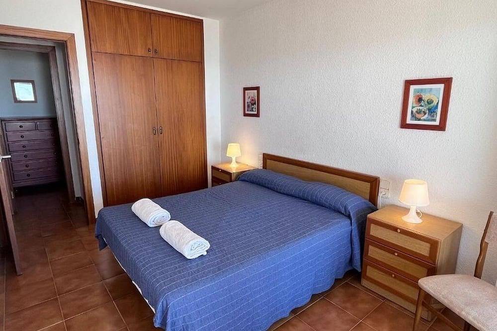 Entire apartment, Spacious 4 bedroom apartment in first line of sea. Rodes in Calafell, Costa Dorada