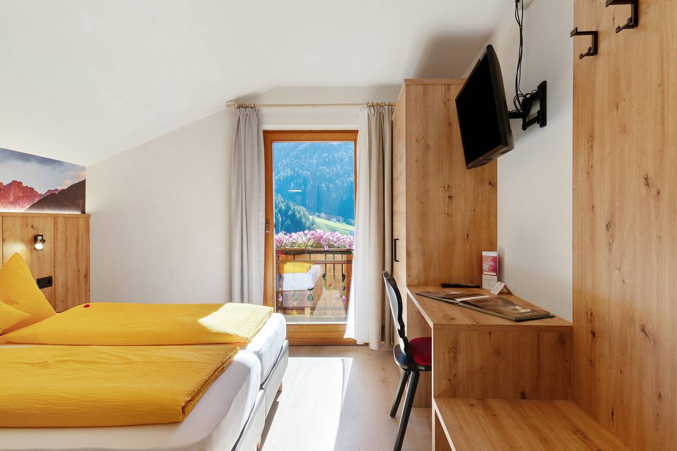 Zimmer 'Veltierhof 6' mit Bergblick, privater Terrasse und Wi-Fi in St. Peter (Bozen), Villnöß