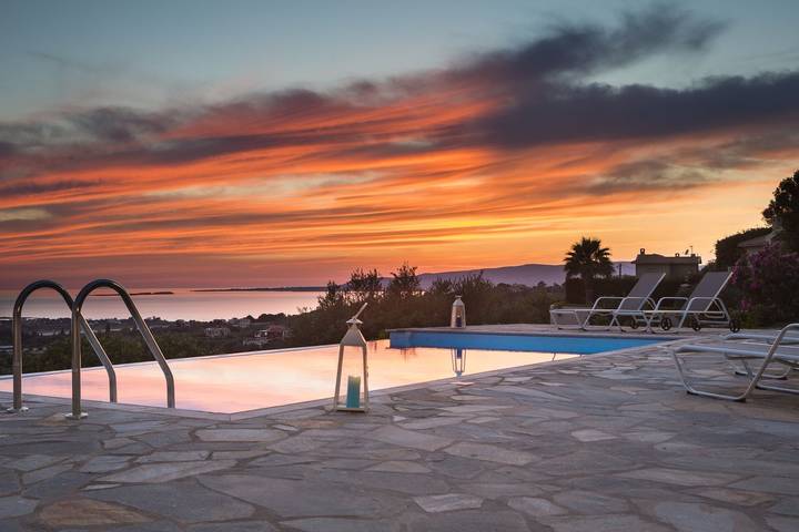 Villa for 4 people, with ocean view and garden as well as balcony in Greece