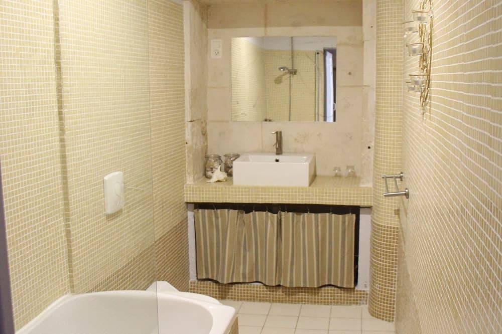 Apartamento entero, Sirocco-Apartamento-Superior-Baño privado con bañera-Vista a la Calle in Barjac, Región de Alès