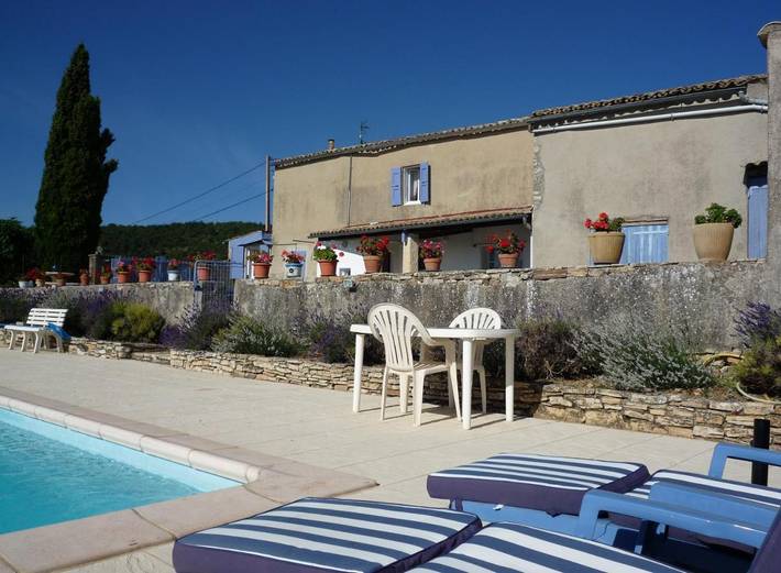 Location de vacances pour 4 personnes, avec jardin ainsi que piscine et vue à Vachères - 2