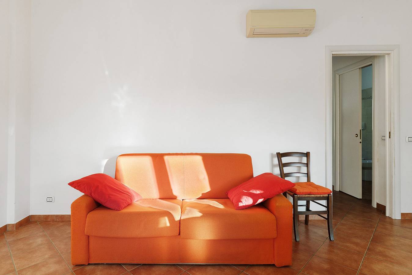 Entire apartment, 'Carrubo' Apartment with Sea View, Wi-Fi and Air Conditioning in Ceriale, Riviera di Ponente