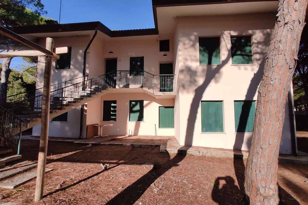 Ganze Wohnung, Ferienwohnung in einem Vierfamilienhaus in Pinienwald in Eraclea Mare, Venedig Provinz