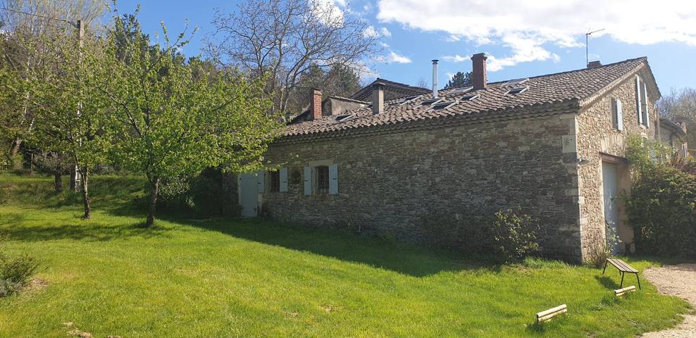 Gîte pour 4 personnes, avec terrasse ainsi que piscine et jardin à La Bégude-de-Mazenc - 4