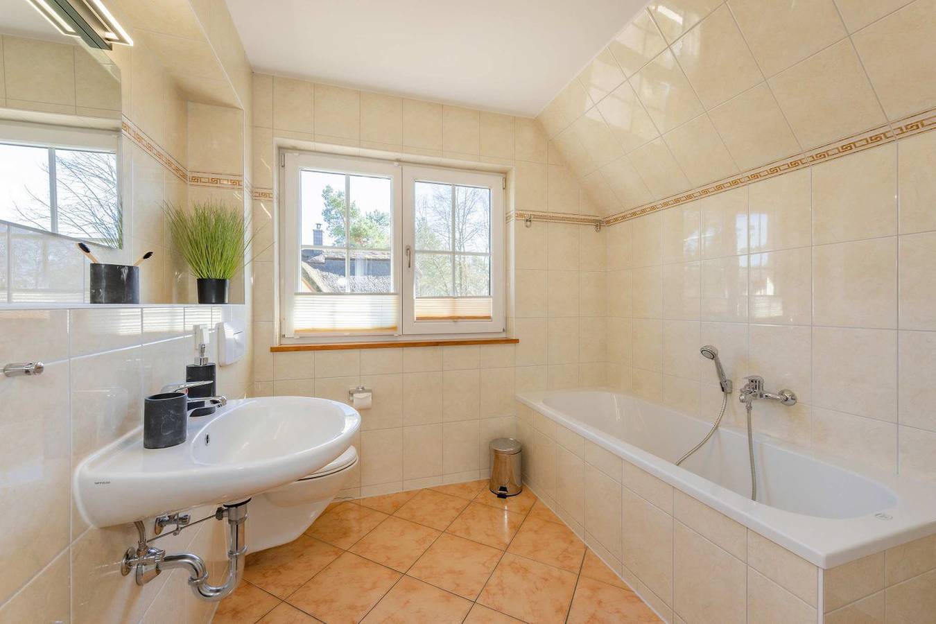 Freistehendes Ferienhaus mit Sauna & Kamin, ruhig gelegen im Grünen in Zirchow, Usedom