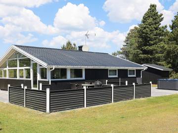 Ferienhaus für 6 Personen, mit Terrasse und Sauna in Tirpitz Museum (Oksby)